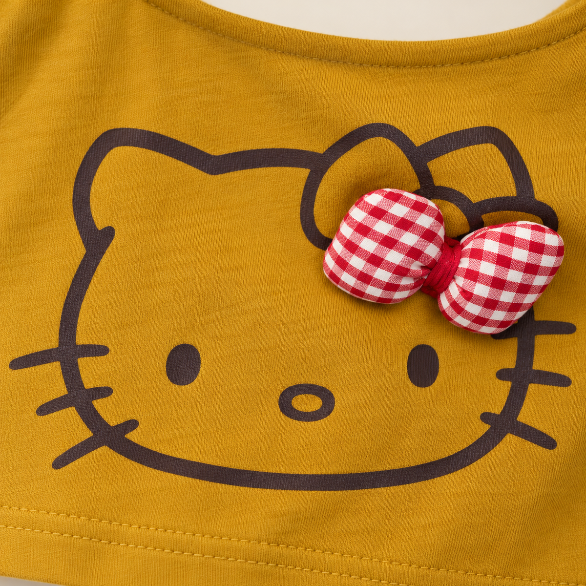 Yellow cat bow top bow detail.